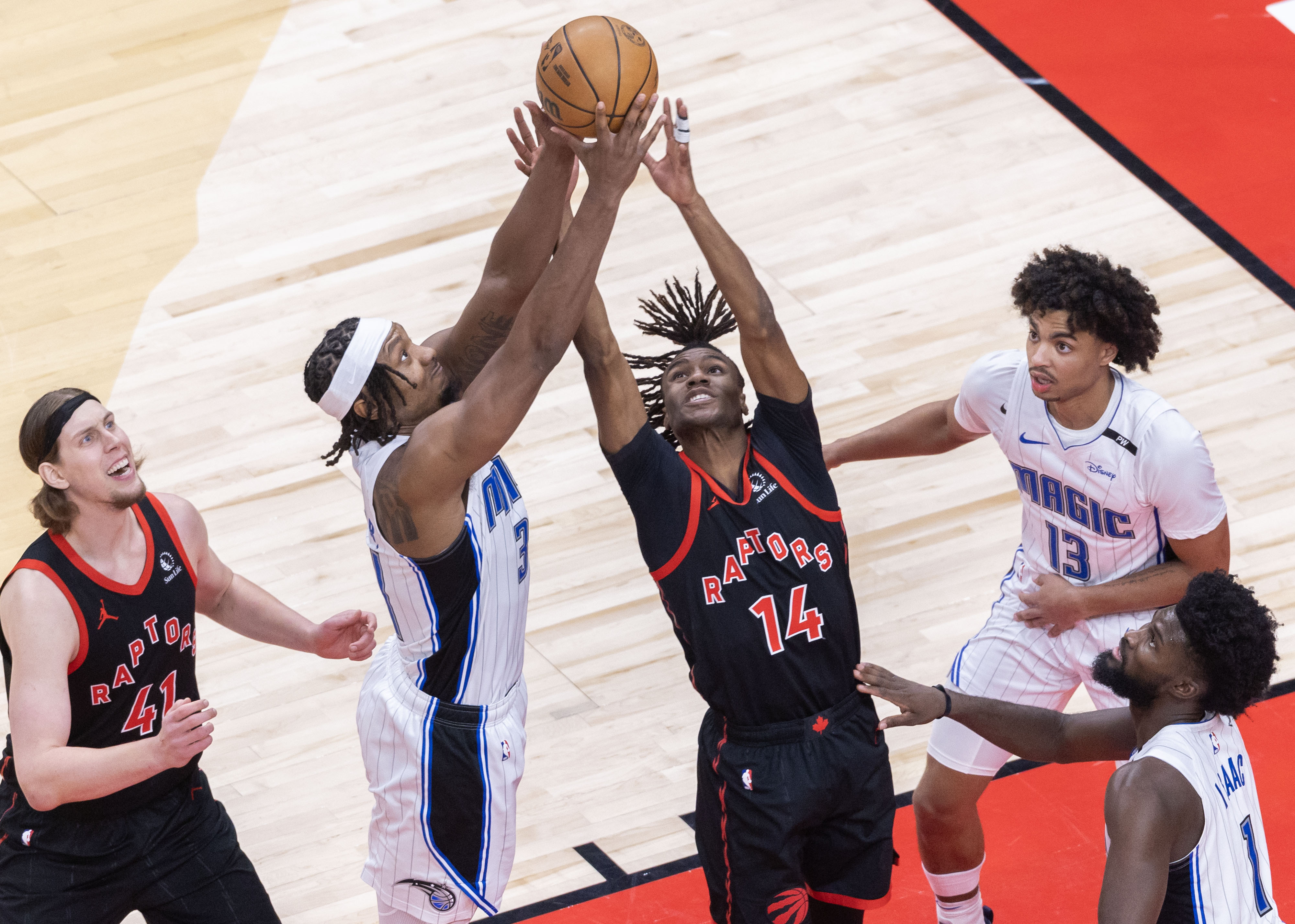 关于北京首钢迎NBA常规赛关键赛；今晚篮板制胜；信心回归；年轻球员得到机会的信息